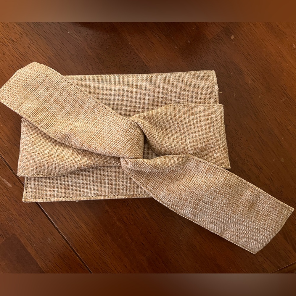 Lulu’s linen-like clutch/crossbody